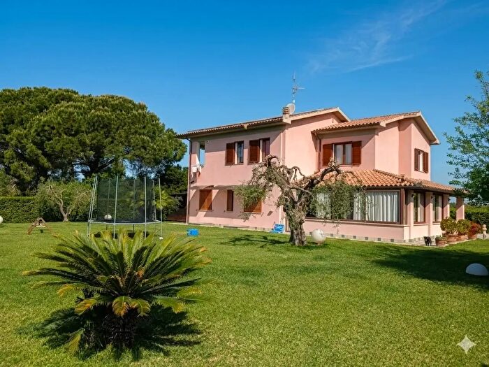 Casa con 8 locali in vendita in Via Orcagna, Grosseto