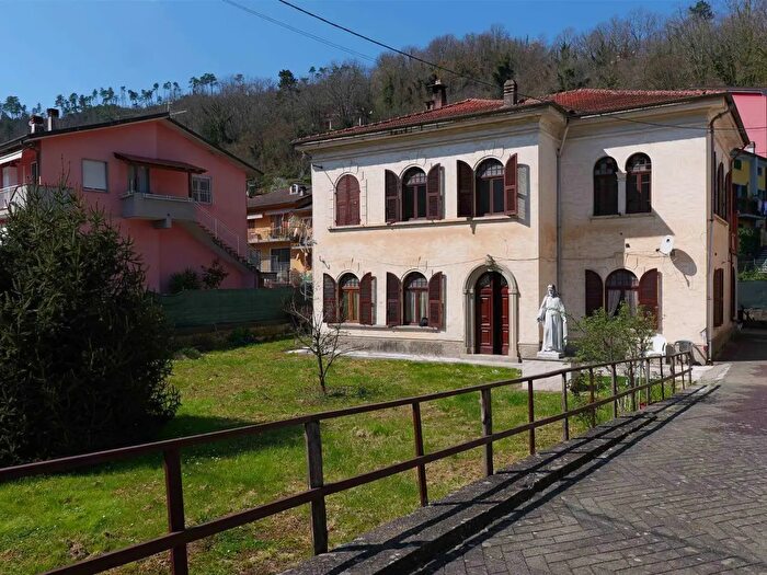Casa con 10 locali in vendita in Via Quattro Novembre, Borghetto Di Vara