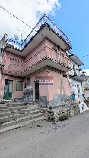 Casa con 10 locali in vendita in Torrente Santa Beatrice, Calatabiano