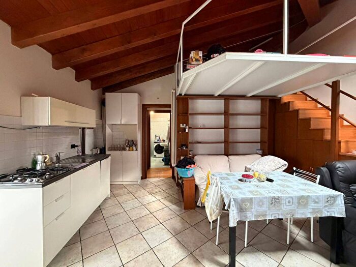 Appartamento bilocale in affitto in Piazza Don Angelo Carabelli, Velate, Usmate Velate