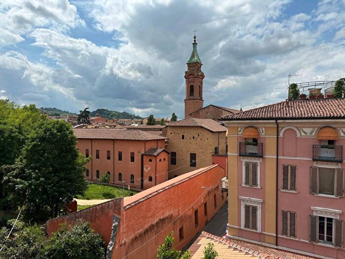 Appartamento trilocale in affitto in Piazza Giosuè Carducci, Santo Stefano, Bologna