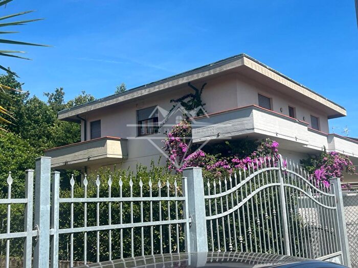 Casa quadrilocale in affitto in Massa