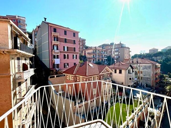 Appartamento con 5 locali in vendita in Via Nino Oxilia, Savona