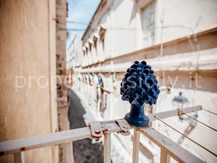 Appartamento quadrilocale in vendita in Via Mirabella, Siracusa