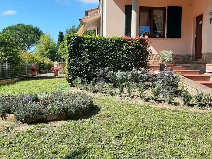 Casa con 8 locali in vendita in Asciano