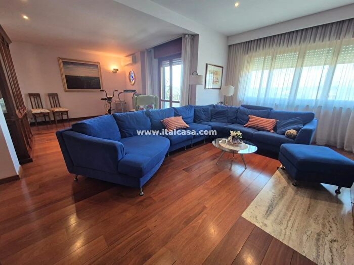 Appartamento con 5 locali in vendita in Via Sibilla Aleramo, Crotone