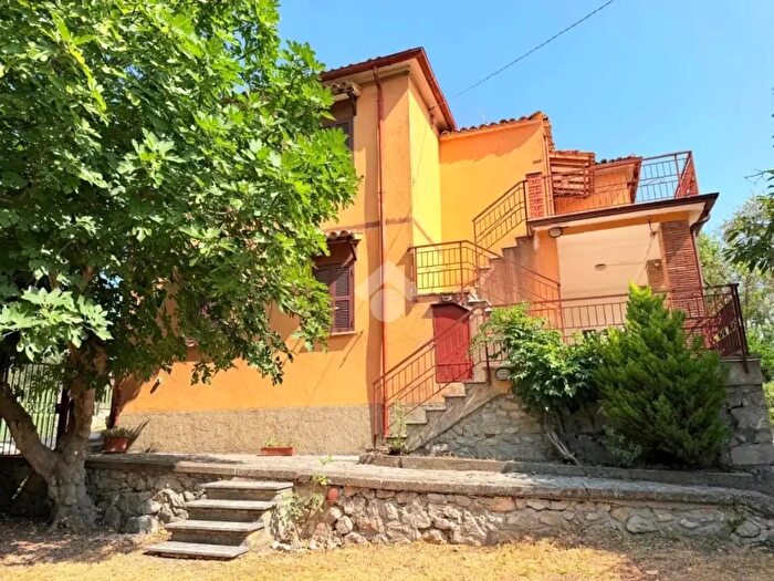 Appartamento quadrilocale in vendita in Via Santa Maria Morella, Montasola