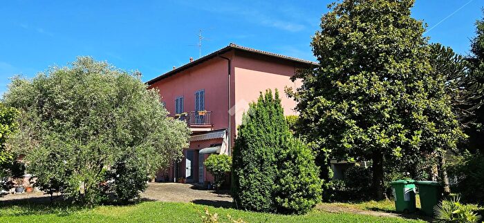 Casa con 8 locali in vendita in Via Cavour, Agrate Brianza