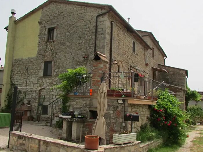 Casa con 6 locali in vendita in Todi