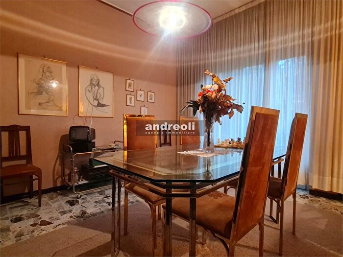 Appartamento con 5 locali in vendita in Jesi