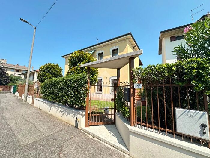 Casa con 5 locali in vendita in Via Quinzano, Verona