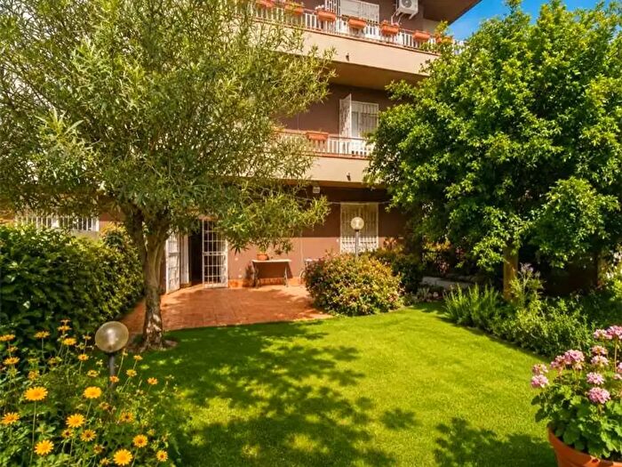 Appartamento trilocale in vendita in Via Mario Rapisardi, Aci Castello