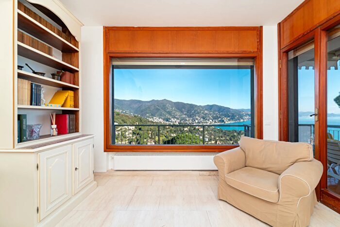 Appartamento trilocale in vendita in Via Privata del Poggetto, Rapallo