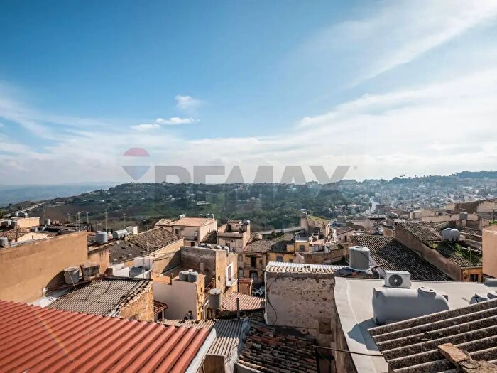 Casa quadrilocale in vendita in Via Ragona, Caltagirone