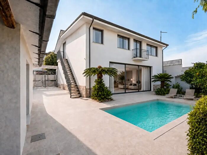 Casa con 12 locali in vendita in Via Battisti, Capoterra