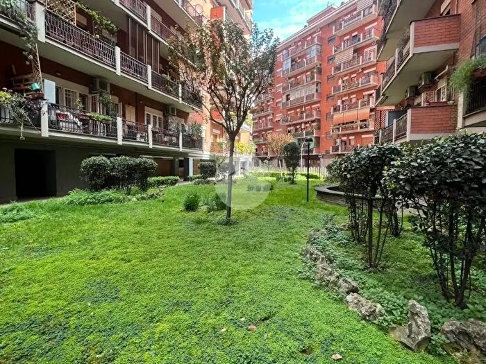 Appartamento quadrilocale in vendita in Via Pisino, Roma