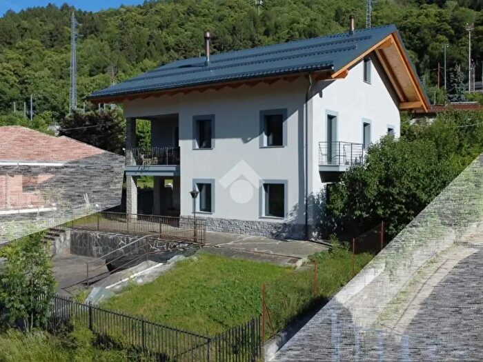 Casa con 8 locali in vendita in Via Torino, Chiomonte