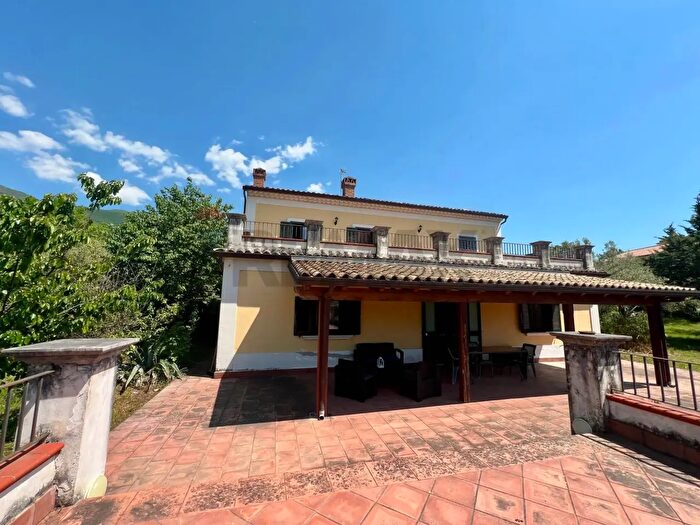 Casa con 8 locali in vendita in San Potito Sannitico