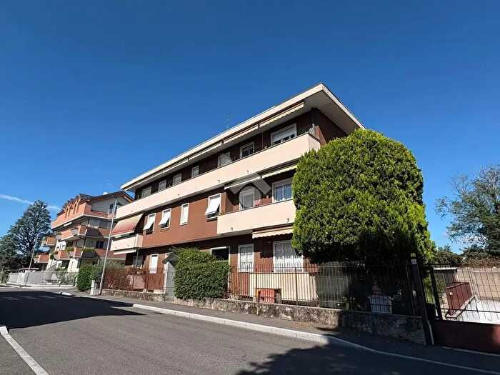 Appartamento trilocale in vendita in Via Leone da Perego, Legnano