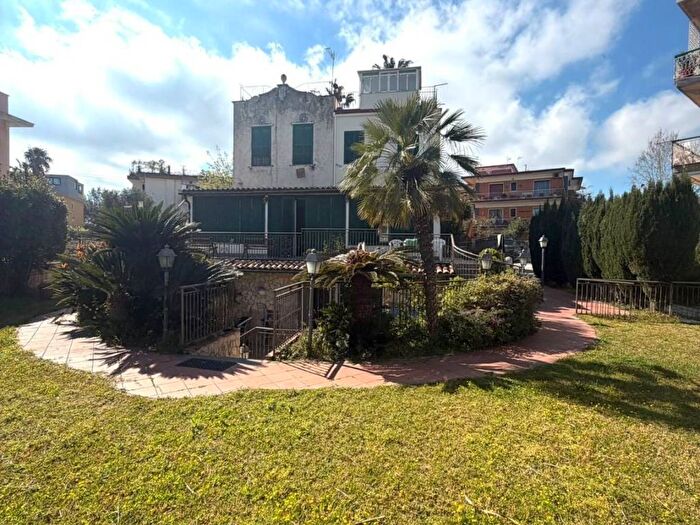 Appartamento quadrilocale in vendita in Via Miliscola, Lucrino, Pozzuoli