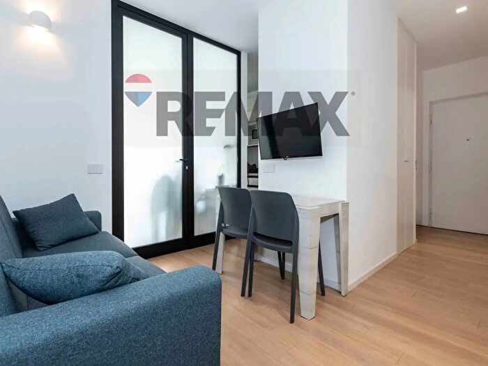 Appartamento trilocale in vendita in Piazzale Cantore, Milano