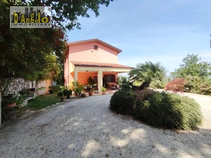 Casa con 15 locali in vendita in Via Tesino B, Offida