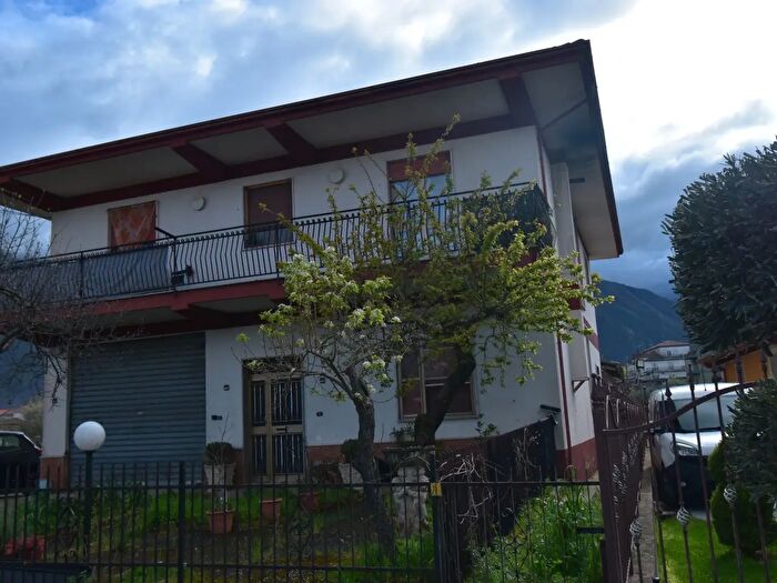 Appartamento con 11 locali in vendita in Via Alvano, Teggiano