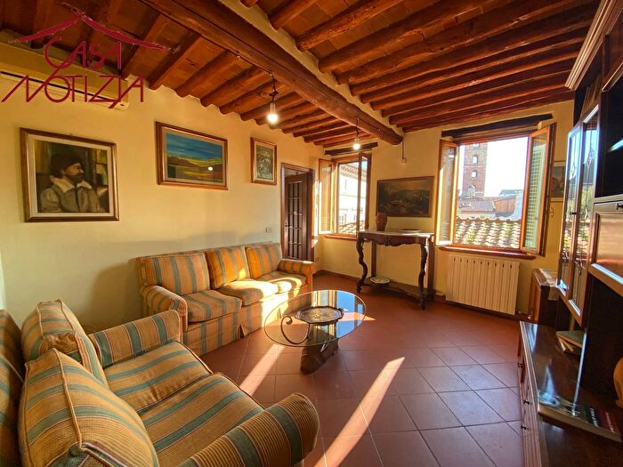 Appartamento con 5 locali in vendita in Piazza Napoleone, Lucca