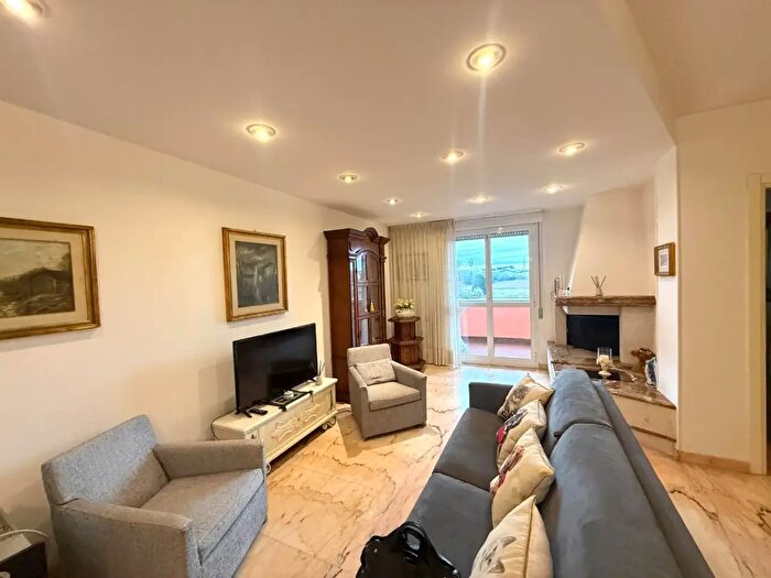 Appartamento quadrilocale in affitto in Montignoso