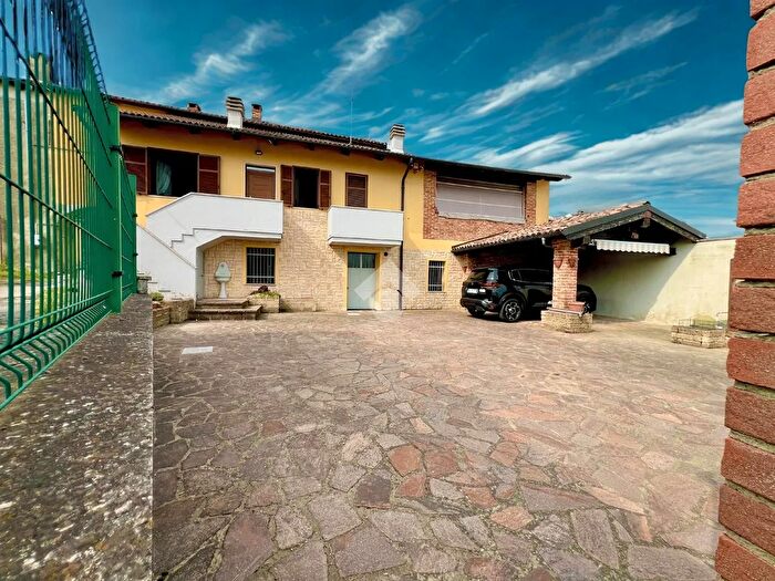 Casa trilocale in vendita in Frazione Albarengo Basso, Montiglio Monferrato