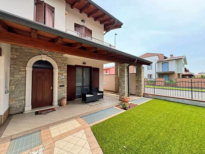 Casa quadrilocale in vendita in Via Ugo La Malfa, Coccaglio