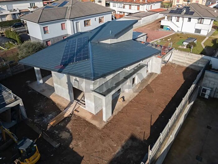 Appartamento con 5 locali in vendita in Via Grazia Deledda Snc, Magnago