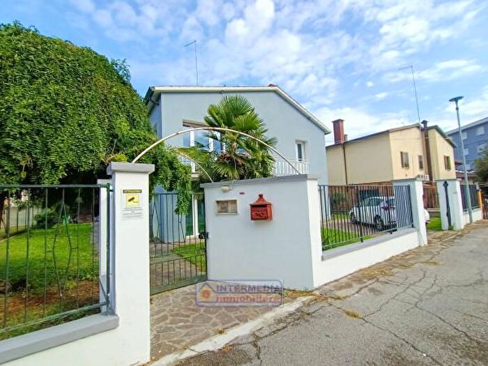 Casa con 6 locali in vendita in Adria