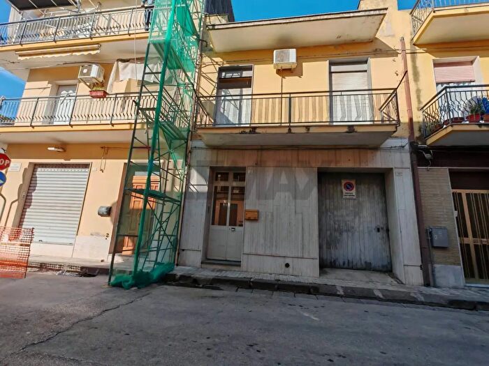 Appartamento con 11 locali in vendita in Floridia