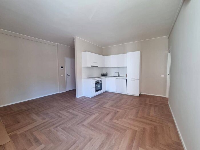 Appartamento trilocale in affitto in Morgagni, Milano