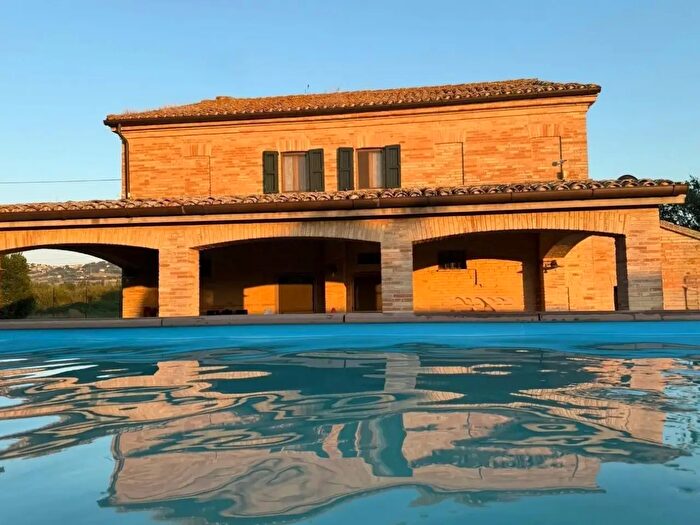 Casa con 12 locali in vendita in Recanati