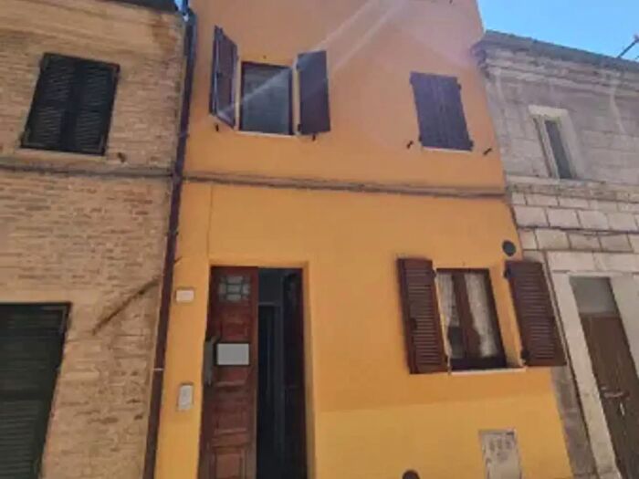 Casa con 6 locali in vendita in Loro Piceno