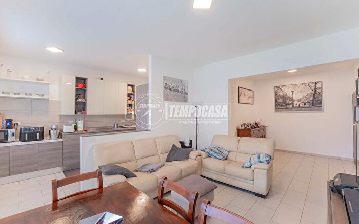 Appartamento trilocale in vendita in Viale Cà Granda, Milano