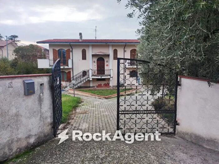 Casa con 6 locali in vendita in Via G d'Annunzio, Catignano