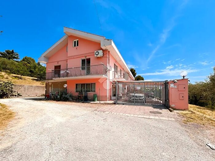 Casa con 5 locali in vendita in Str Vallelunga, Pescara