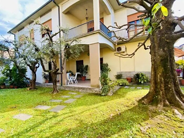 Casa con 6 locali in vendita in Via Pesciatina, Lucca