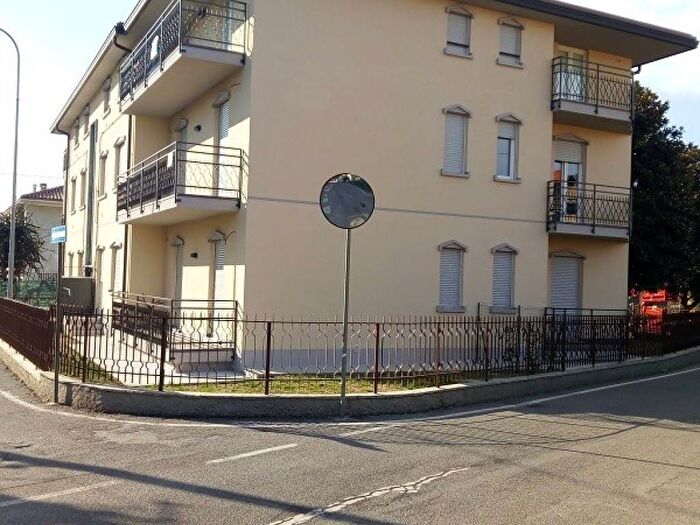 Appartamento trilocale in affitto in Via Giosuè Carducci, Bonate Sotto