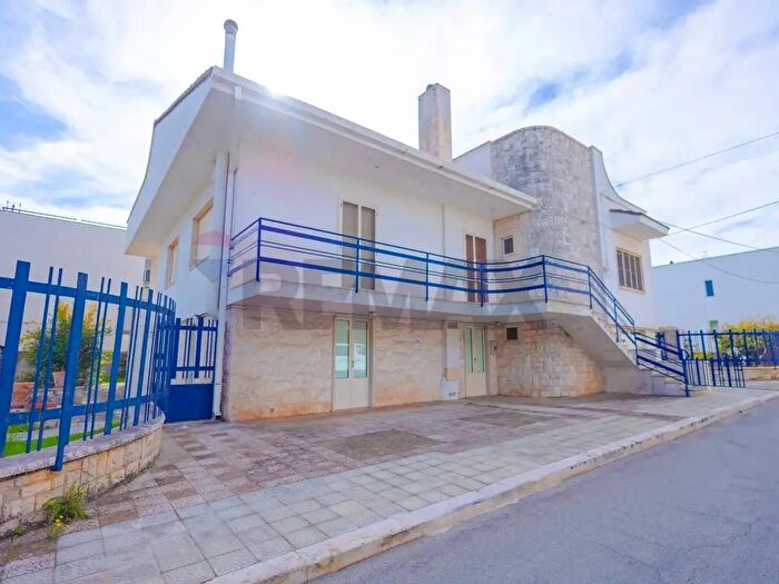 Casa con 10 locali in vendita in Via Alcide De Gasperi, Alberobello
