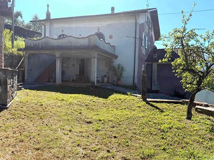 Casa con 7 locali in vendita in Fivizzano
