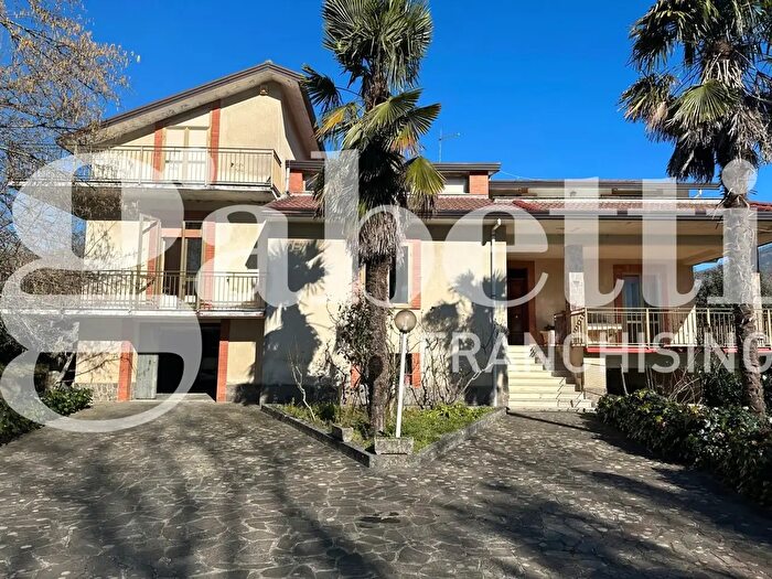 Casa con 9 locali in vendita in Via Largo Ponte, Forino