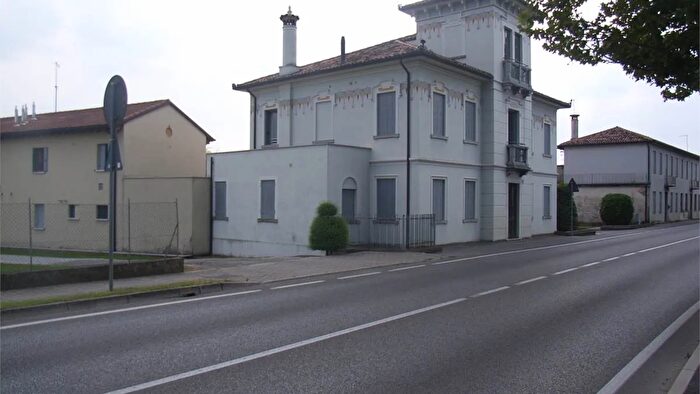 Casa con 8 locali in vendita in Volpago del Montello, Montebelluna