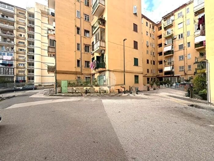 Appartamento trilocale in vendita in Via Giacinto De Sivo, Napoli