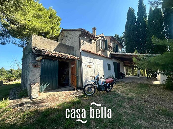 Casa con 9 locali in vendita in San Costanzo