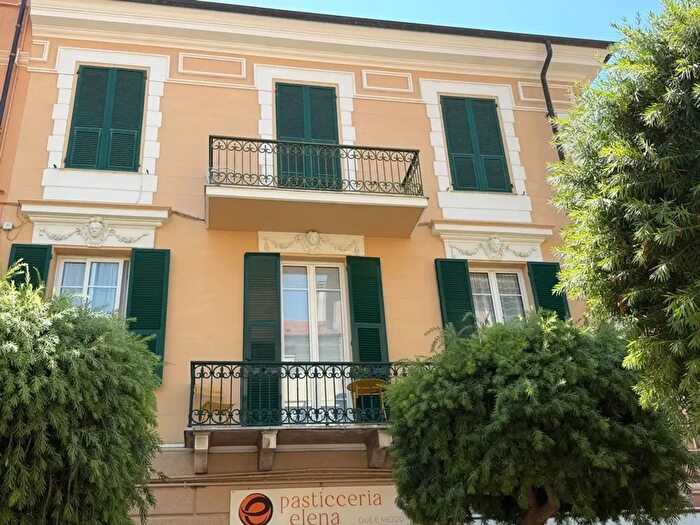 Appartamento trilocale in vendita in Via Genova, Diano Marina