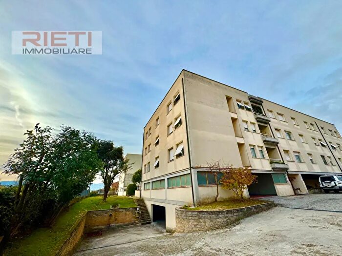 Appartamento con 5 locali in vendita in Largo Wanda Pitoni, Rieti